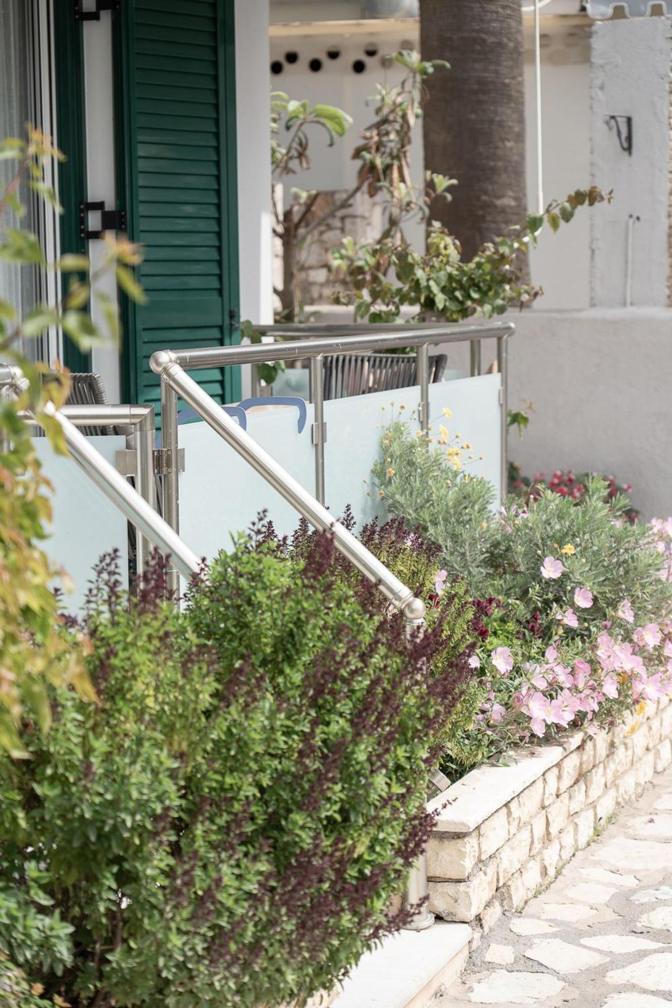 Captain'S Seafront Apartments Нидри Экстерьер фото
